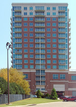 Vistas on the James in Richmond, VA - Foto de edificio - Building Photo