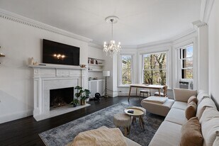 373 Commonwealth Ave, Unit 402 in Boston, MA - Building Photo