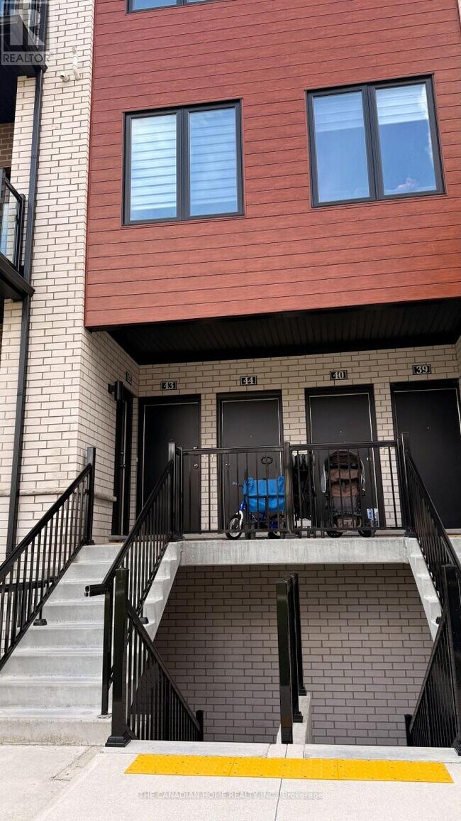 10 S Creek Dr in Kitchener, ON - Building Photo - Building Photo