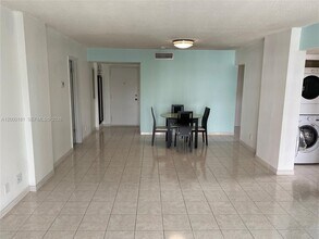 1900 Diana Dr in Hallandale Beach, FL - Building Photo - Building Photo