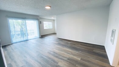 20317 Saticoy St in Winnetka, CA - Foto de edificio - Building Photo