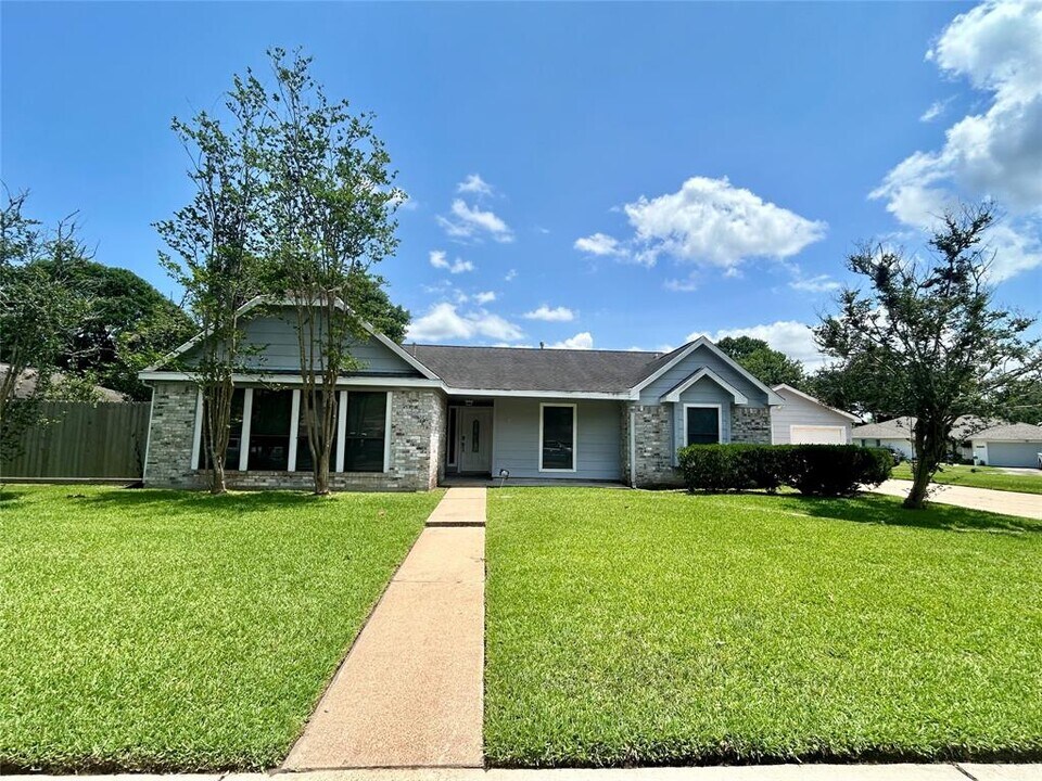 2711 Laurel Creek Way in Pearland, TX - Foto de edificio