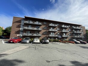 Adams Village in Dorchester, MA - Foto de edificio - Building Photo