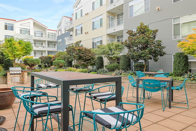 Courtyard Off Main in Bellevue, WA - Foto de edificio - Building Photo