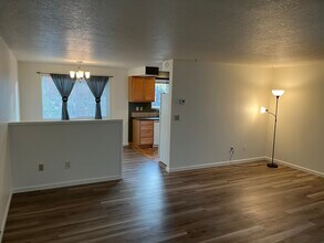 1138 NE 72nd Ave, Unit Duplex in Portland, OR - Building Photo - Building Photo