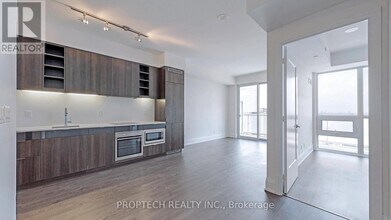 101 Erskine Ave in Toronto, ON - Building Photo - Building Photo