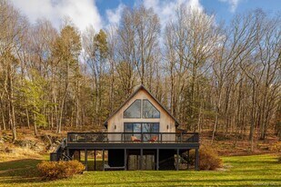 407 White Schoolhouse Rd in Rhinebeck, NY - Building Photo