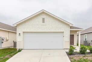 5631 Pearl Mdw in Converse, TX - Building Photo