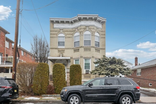 239 Desoto Pl in Cliffside Park, NJ - Building Photo - Building Photo