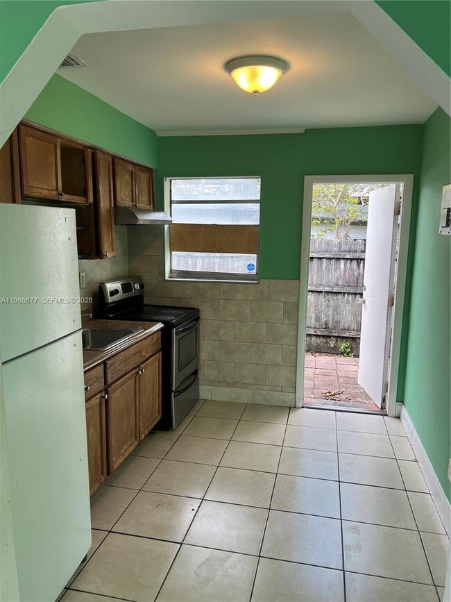 1013 Foster Rd in Hallandale Beach, FL - Building Photo - Building Photo