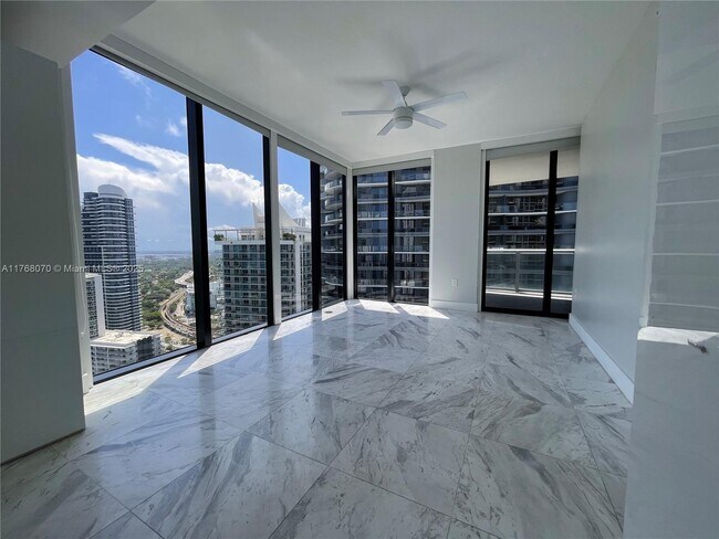1010 Brickell Ave, Unit 4306 in Miami, FL - Foto de edificio - Building Photo