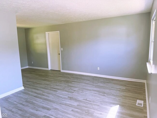 1353 New Field Ln in Indianapolis, IN - Foto de edificio - Building Photo