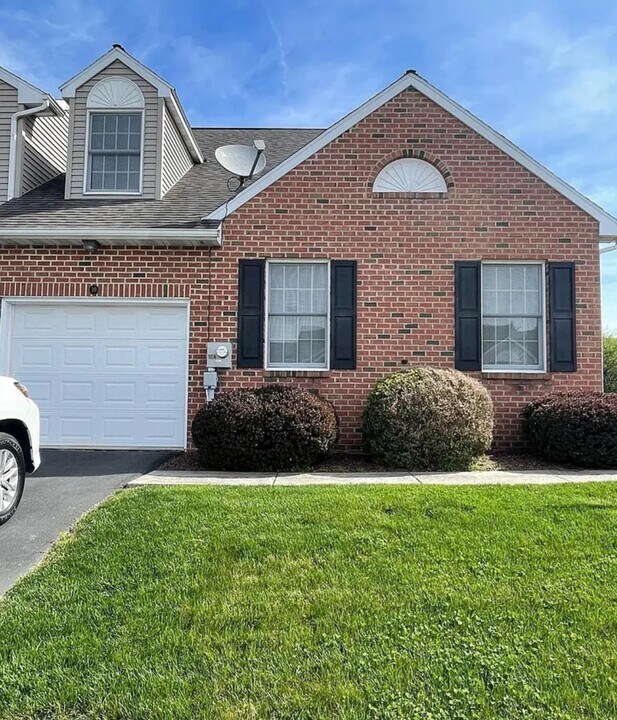 10 Spring Hill Ln in Mountville, PA - Building Photo