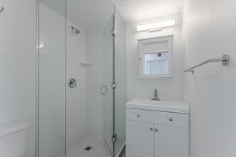 Castlegate Apartments in Toronto, ON - Building Photo - Interior Photo