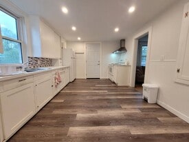 Room 8 - 62 Ontario St Thunder Bay ON P7B 3G2 in Thunder Bay, ON - Building Photo