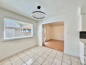 1423 W Braker Ln, Unit B in Austin, TX - Building Photo - Building Photo