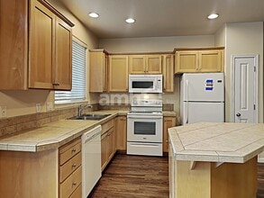 1628 NE 10th Pl in Canby, OR - Building Photo - Building Photo