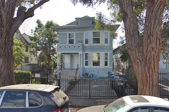 property at 1210 W 37th Pl