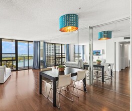 600 NE 36th St, Unit 1810 in Miami, FL - Building Photo - Building Photo