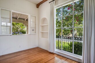 10514 Rochester Ave in Los Angeles, CA - Building Photo - Building Photo