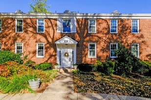 647 Azalea Dr in Rockville, MD - Building Photo