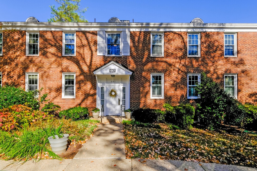 647 Azalea Dr in Rockville, MD - Building Photo