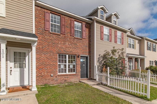 103 Woodlake Ct in Jacksonville, NC - Building Photo - Building Photo