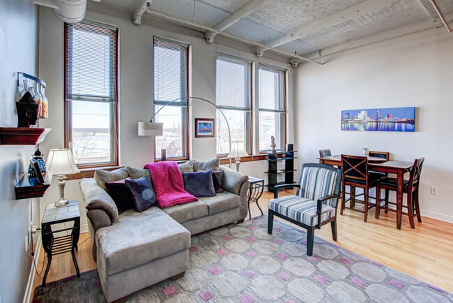 1133 W 9th St, Unit 206 in Cleveland, OH - Foto de edificio - Building Photo