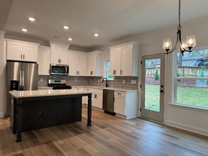 4741 Holland Dam Rd in Flowery Branch, GA - Foto de edificio - Building Photo