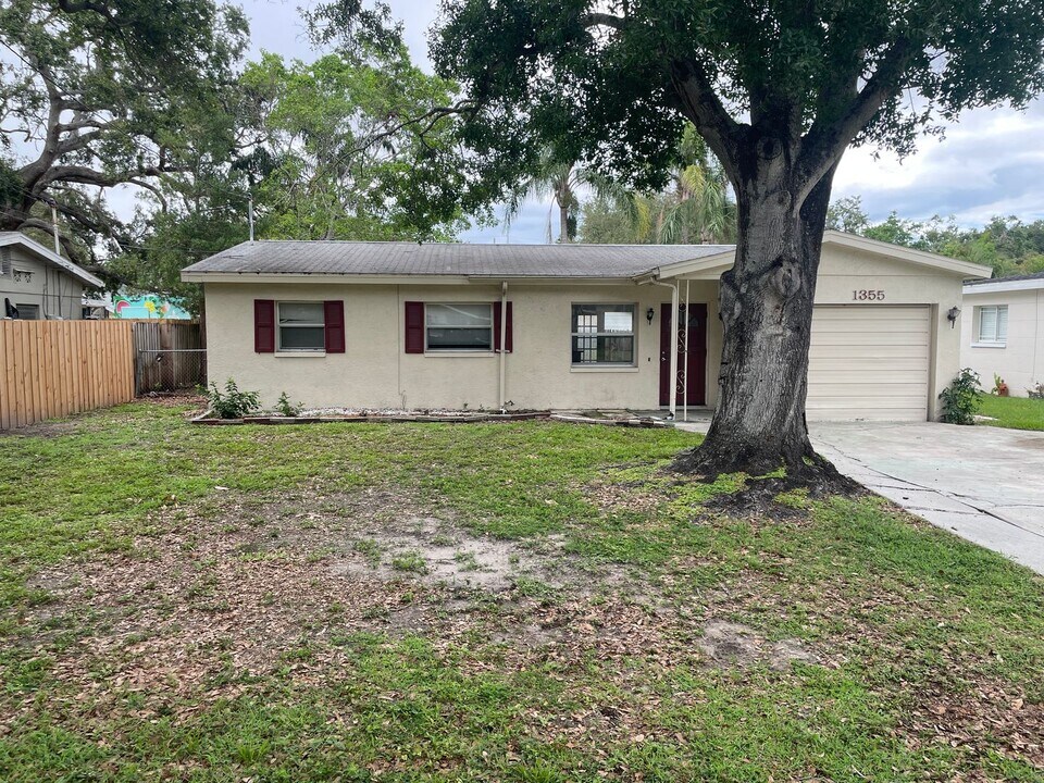 1355 Davis Rd in Dunedin, FL - Building Photo