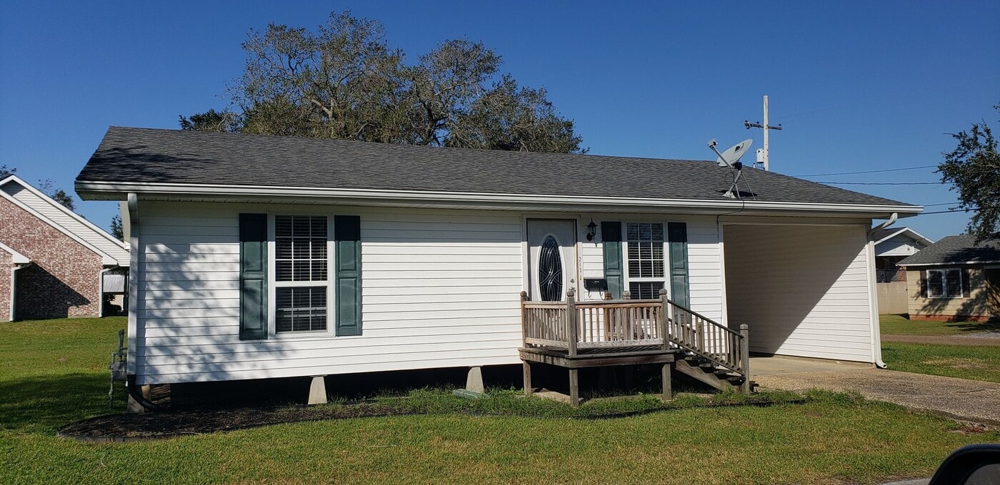 213 N Suire St in Erath, LA - Building Photo