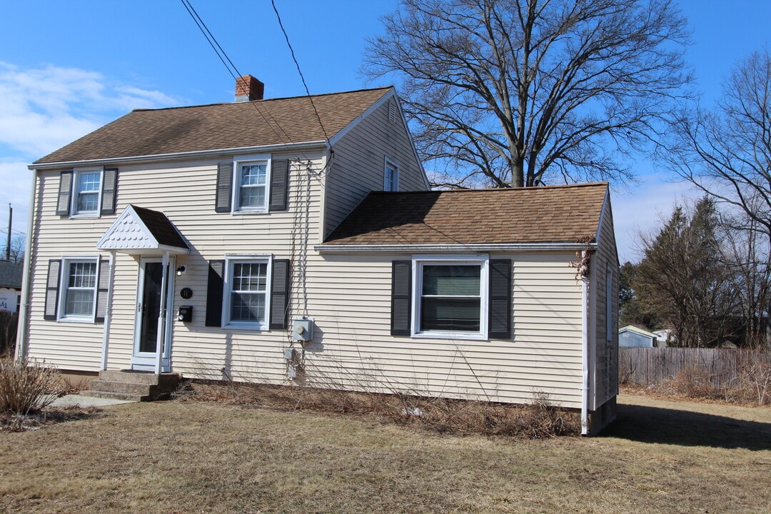 11 Kitts Ln in Newington, CT - Building Photo