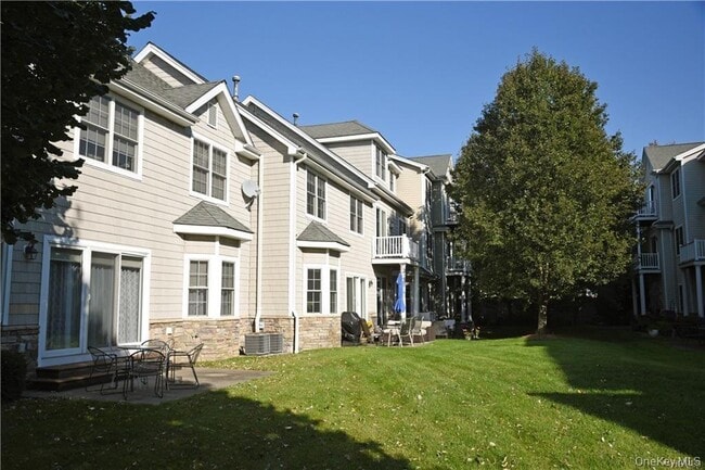 2003 Half Moon Bay Dr in Croton-on-Hudson, NY - Foto de edificio - Building Photo