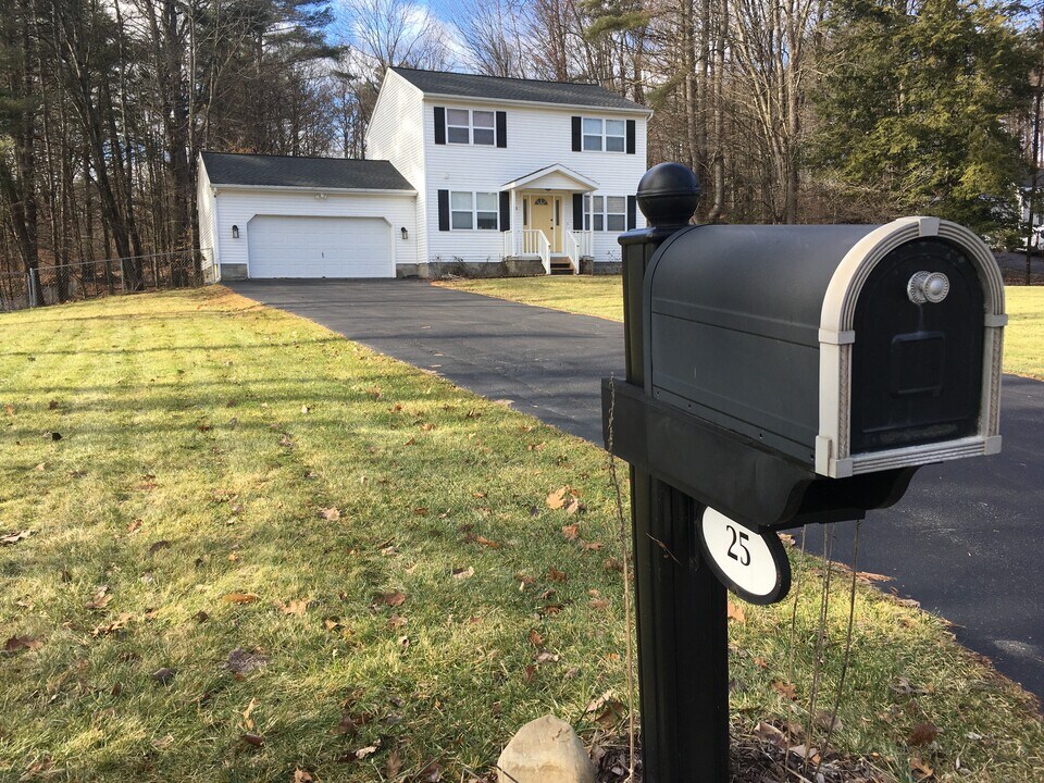 25 Greenfield Manor Rd in Porter Corners, NY - Building Photo