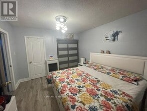 9 Holbeach Rd in Toronto, ON - Building Photo - Building Photo