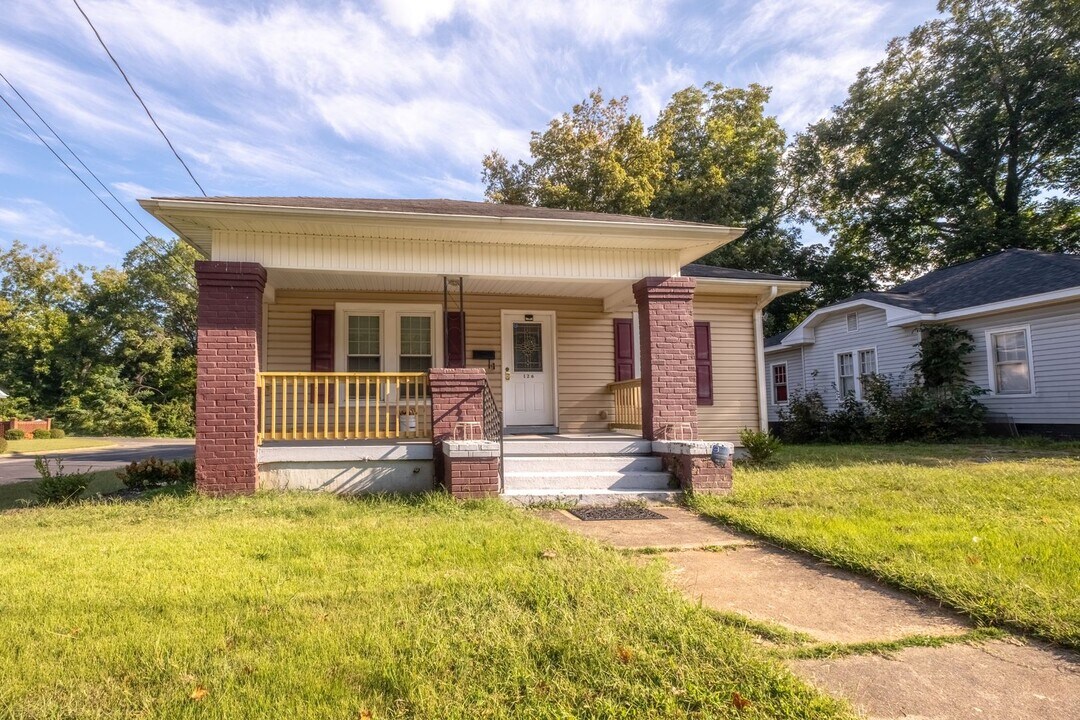 126 S Broad St in Burlington, NC - Building Photo