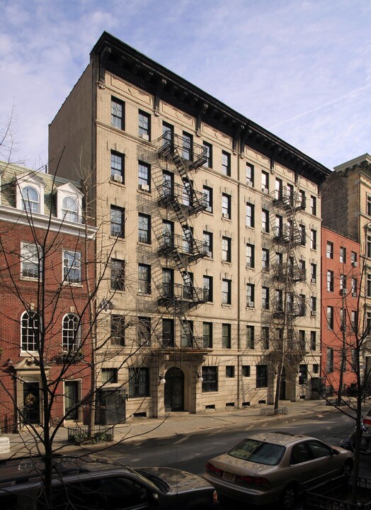 115-119 Washington Pl in New York, NY - Building Photo