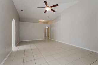 12814 Lake Vista Dr in Gibsonton, FL - Building Photo - Building Photo