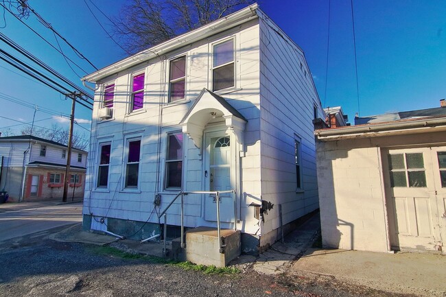 264 Manatawny St in Pottstown, PA - Building Photo - Building Photo
