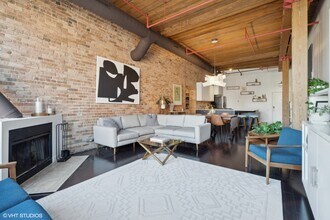 1327 W Washington Blvd in Chicago, IL - Building Photo - Building Photo