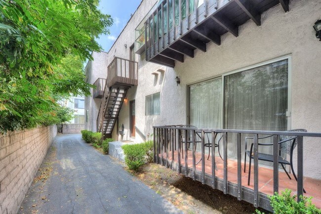 221 S Tower Dr in Beverly Hills, CA - Foto de edificio - Building Photo