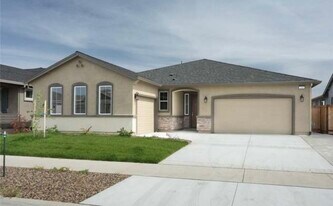 443 Eel River Ln in Chico, CA - Building Photo