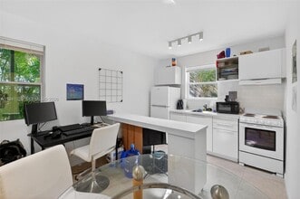 3676 Oak Ave in Miami, FL - Building Photo - Building Photo