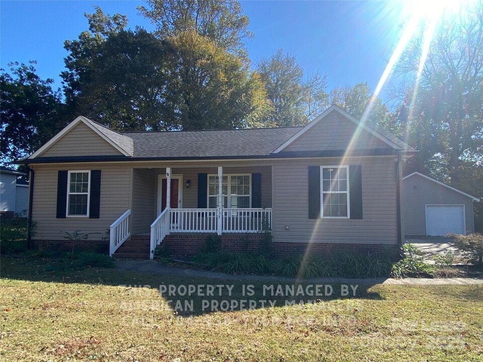 735 Kluttz St in Mount Pleasant, NC - Building Photo