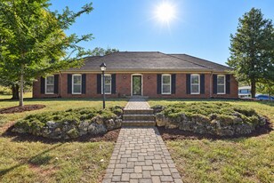7504 Greenlawn Rd in Louisville, KY - Building Photo