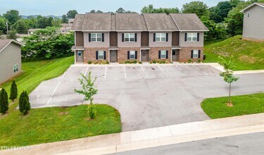 926 Warrior Hill Dr in Louisville, TN - Foto de edificio - Building Photo