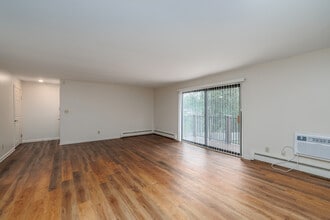 Brentwood Village Apartments in Liverpool, NY - Foto de edificio - Interior Photo