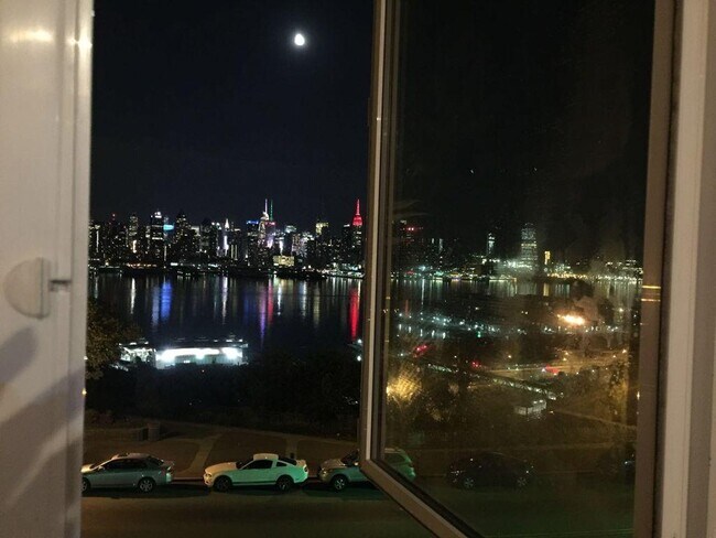 1001 Boulevard E in Weehawken, NJ - Building Photo - Building Photo