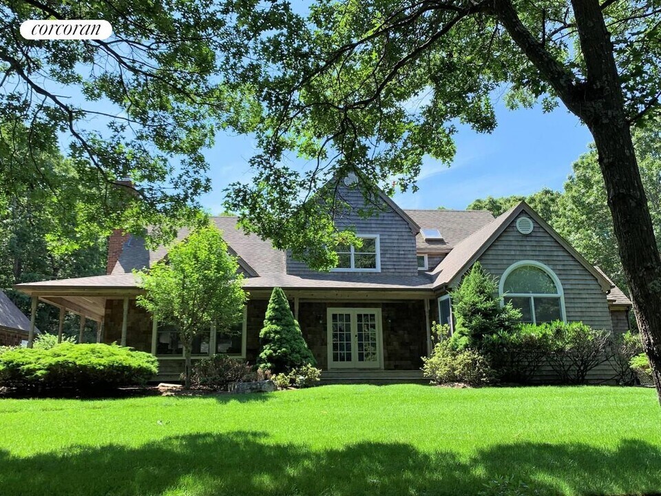 19 Grape Arbor Ln in East Hampton, NY - Building Photo