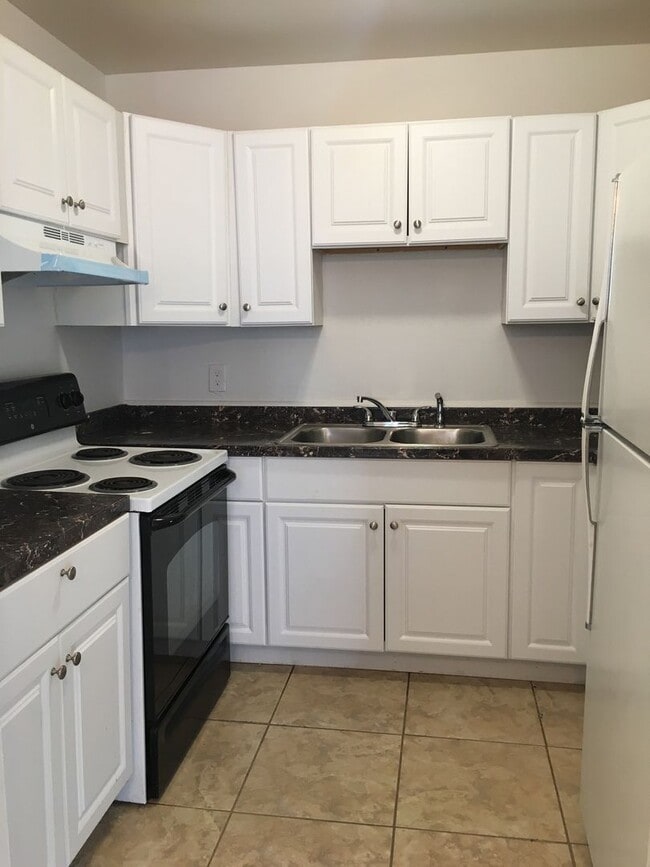 5832 S 38th St in Greenacres, FL - Foto de edificio - Building Photo